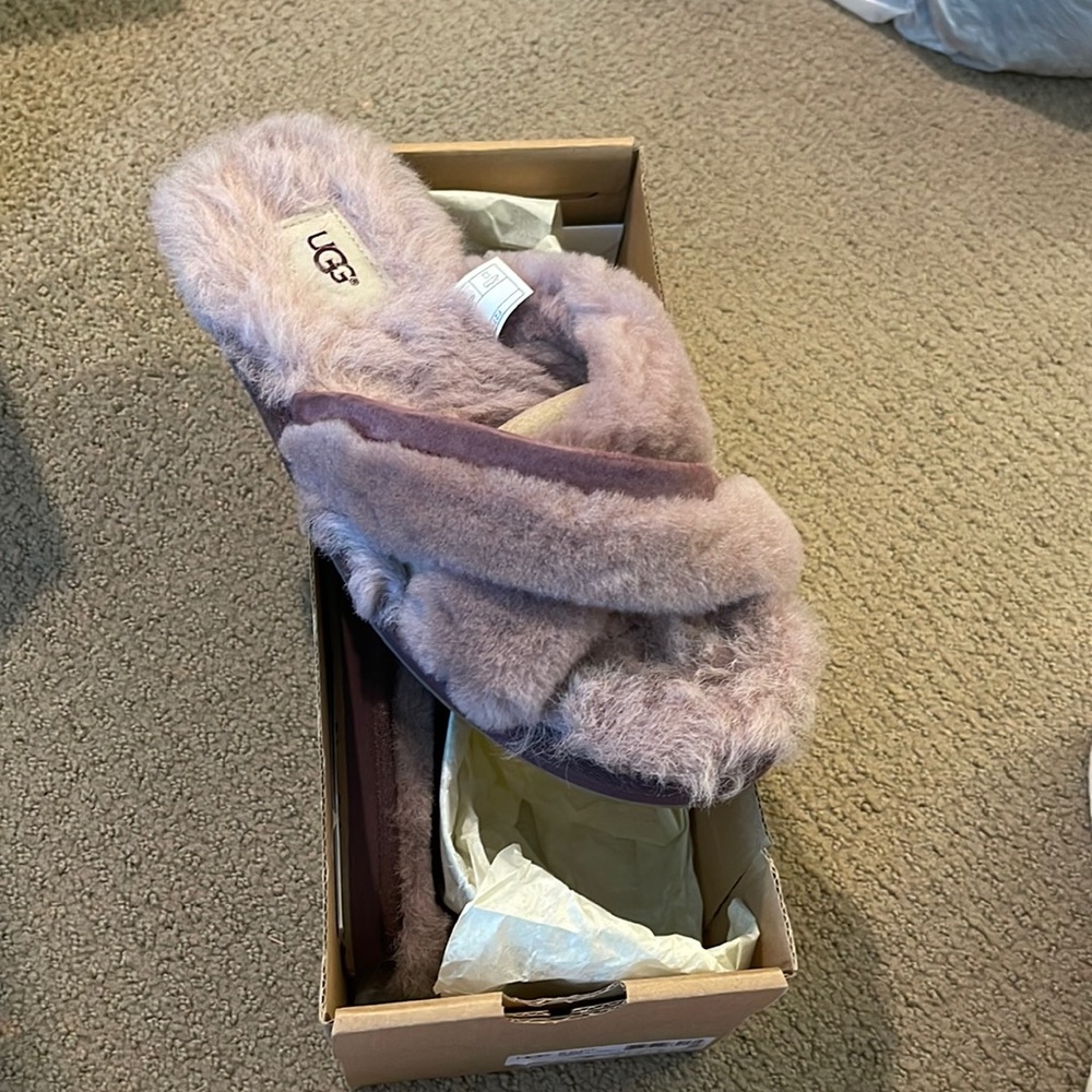 New w box Ugg slippers size 7